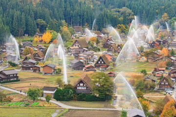 岐阜_世界遺産白川郷と放水訓練の風景 © BSJ