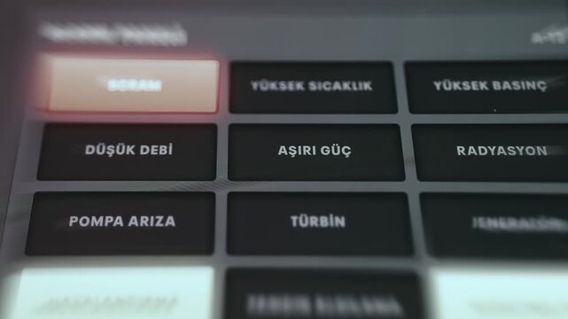 Control interface for industrial machinery displaying various alert statuses like high temperature, high pressure and pump failure in Turkish