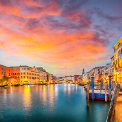Fototapeta premium Gorgeous sunset and evening cityscape of Venice with famous Canal Grande and Rialto Bridge.
