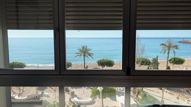 Paneo de playa y paseo mar&iacute;timo de Altea desde ventana
