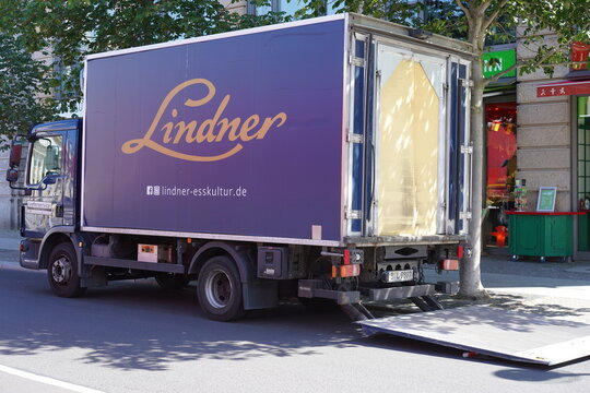 Lieferwagen des Berliner Feinkost- und Cateringunternehmens Lindner Esskultur steht mit ausgefahrener Ladeb&uuml;hne bei einer Lieferung am Stra&szlig;enrand im Bezirk Mitte, Berlin, 30.06.2026