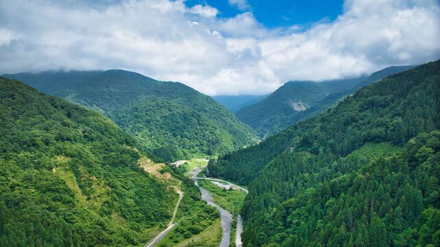 新潟県と富山県の県境を流れる境川の河口付近から上流部を眺めてみた風景