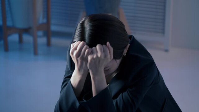 悩む女性