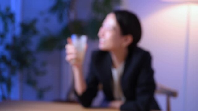 酒を飲む女性（アウトフォーカス）