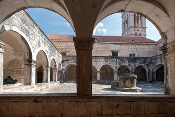 Fototapeta premium Franciscan monastery courtyard with ancient stone well in Hvar