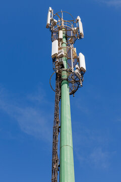 Vue d'une tour de t&eacute;l&eacute;communication au Portugal