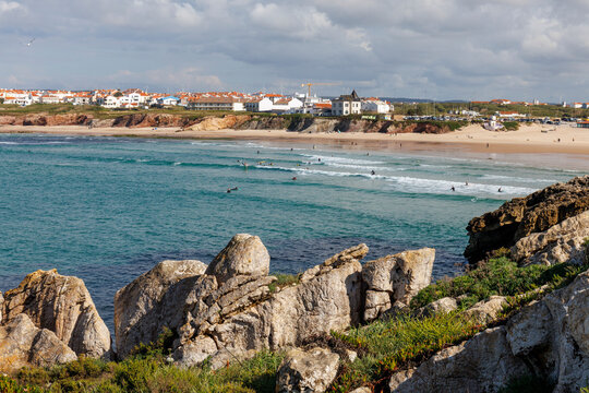 Groupe de surfeurs sur la plage nord de Baleal au Portugal