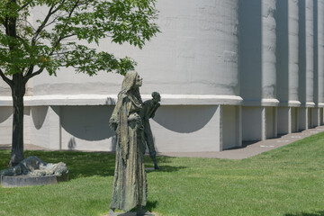 Obraz premium haunting bronze statue (The Pregnant Woman) created by Irish sculptor Rowan Gillespie at Ireland Park, a powerful waterfront memorial at Éireann Quay, Toronto