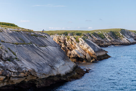 Paysage de l'&icirc;le de Baleal au Portugal, avec un p&ecirc;cheur au loin