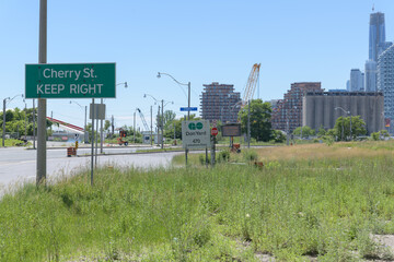 Obraz premium looking west from shoulder of road to Go Transit sign at Don Yard 470 Lake Shore Blvd E, Toronto