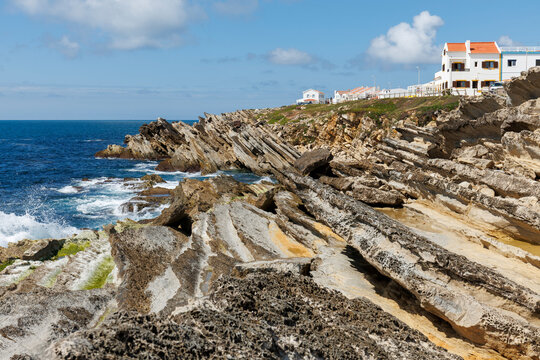 Paysage de la c&ocirc;te rocheuse du nord de l'&icirc;le de Baleal, Portugal