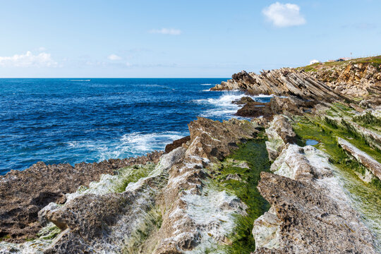 Paysage de la c&ocirc;te rocheuse du nord de l'&icirc;le de Baleal, Portugal
