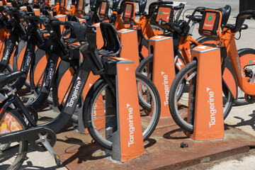 Obraz premium Tangerine Financial orange sponsor marketing on Bike Share Toronto rental vehicles
