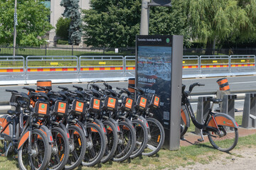 Obraz premium Tangerine Financial orange sponsor marketing on Bike Share rental vehicles near Toronto Inukshuk Park
