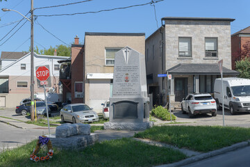 Obraz premium Silverthorn Community Cenotaph on traffic island between Silverthorn Av and Kenora Cr, Toronto