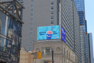 Obraz premium rooftop electronic billboard atop the historic Dominion Bank Building by John M Lyle, 1930, Gerrard St W and Yonge St, Toronto (DQ)