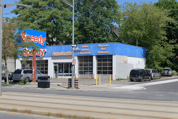 Obraz premium wide view of Speedy Auto Service located at 660 St Clair Av W, Toronto