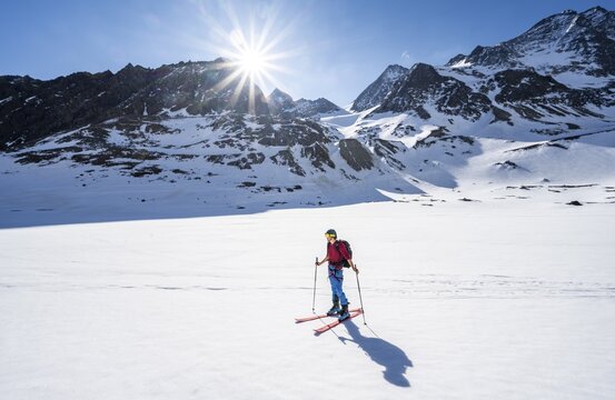 Ski tourers climbing Alpeiner Ferner, snow-covered mountain landscape, in the background summit Innere Sommerwand, Sonnenstern, Stubai Alps, Tyrol, Austria