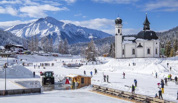 Seekirchl at the ski resort with Hocheder 2797m in winter, Seefeld, Seefeld Plateau, Tyrol, Austria