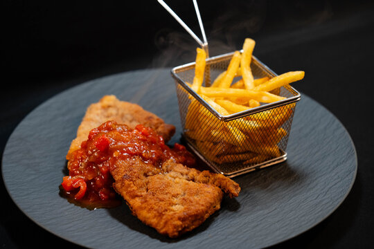 Wiener Schnitzel mit verschiedenen Paniermehlen dazu Pommes oder ein Salat