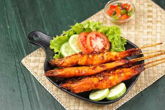 udang bakar jimbaran. Jimbaran Grilled Shrimp with sambal dabu-dabu can often be found in restaurants in coastal areas in Bali