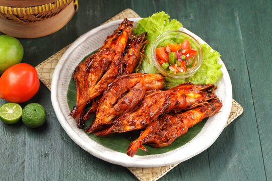 udang bakar jimbaran. Jimbaran Grilled Shrimp with sambal dabu-dabu can often be found in restaurants in coastal areas in Bali