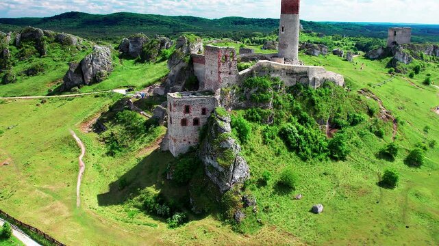 Film z drona pokazujący ruiny Zamku Olsztyn wojew&oacute;dztwo śląskie Polska, Poland