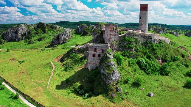 Film z drona pokazujący ruiny Zamku Olsztyn wojew&oacute;dztwo śląskie Polska, Poland