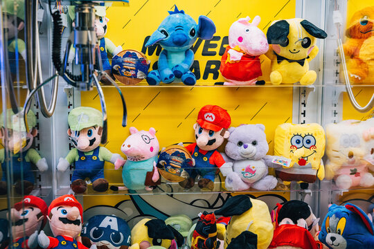 20 May 2026, Zlatibor, Serbia: Claw machine with a variety of brand character plush toys including Super Mario, Peppa Pig, SpongeBob, and Stitch, waiting to be won as prizes