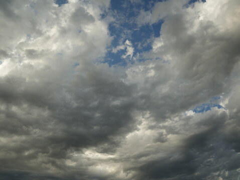 Cielo dram&aacute;tico con nubes de tormenta y claros azules entre la nubosidad gris