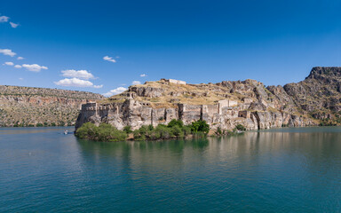 Naklejka premium Aerial View of Rumkale Historic Fortress Surrounded by the Euphrates River in Gaziantep, Turkey