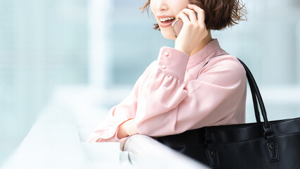 スマートフォンで通話する女性・ビジネスウーマン, Businesswoman Talking on a Smartphone © Trickster*