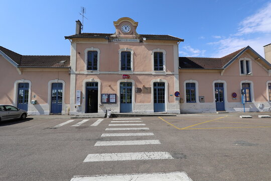 Gare ferroviaire, vue de l'ext&eacute;rieur, ville de Paray le Monial, d&eacute;partement de la Sa&ocirc;ne et Loire, France