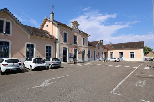Gare ferroviaire, vue de l'ext&eacute;rieur, ville de Paray le Monial, d&eacute;partement de la Sa&ocirc;ne et Loire, France