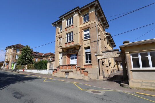 Ecole maternelle et &eacute;cole &eacute;l&eacute;mentaire, vue de l'ext&eacute;rieur, ville de Paray le Monial, d&eacute;partement de la Sa&ocirc;ne et Loire, France