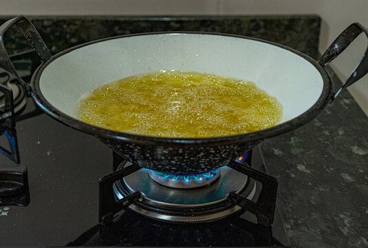 fritura com &oacute;leo em tacho branco no fog&atilde;o