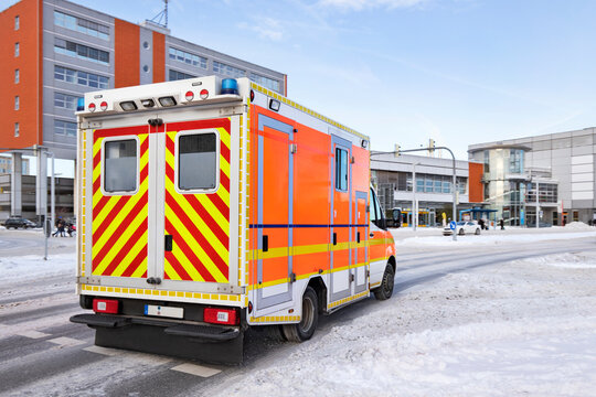 Krankenwagen in der Stadt auf einer verschneiten Stra&szlig;e  im Winter