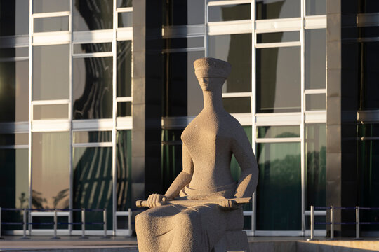 A est&aacute;tua A Justi&ccedil;a criada em 1961 pelo escultor Alfredo Ceschiatti e representa a figura de T&ecirc;mis - a deusa grega da justi&ccedil;a - fica localizada no p&aacute;tio do Supremo Tribunal Federal