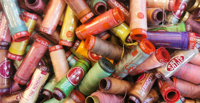 Rochetti di filo per cucire di vario colore mercatino San Benedetto del Tronto aprile 2026