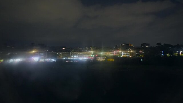 滑走路を走る飛行機の車窓から見た夜景