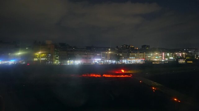 滑走路を走る飛行機の車窓から見た夜景