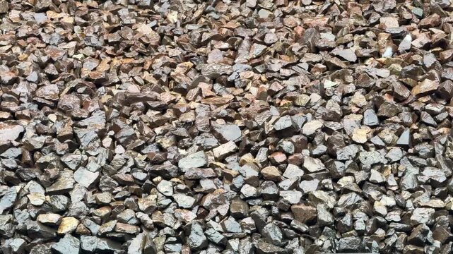 雨に濡れた砕石と落ちる雨