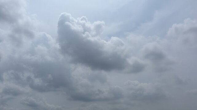 夏の都市上空に広がる発達した積雲と空模様 / 
Developing Cumulus Clouds Over an Urban Skyline in Summer