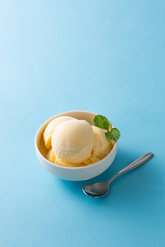 青い背景に冷たいバニラアイスクリーム