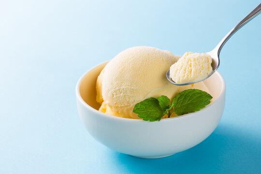 バニラアイスクリームをスプーンですくう