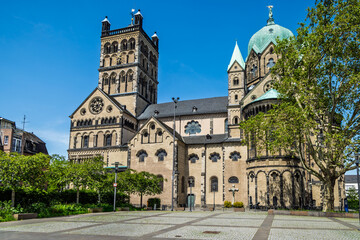 Fototapeta premium Basilica of St. Quirinus in Neuss Germany with a bustling market in front