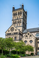 Fototapeta premium Basilica of St. Quirinus in Neuss Germany with a bustling market in front