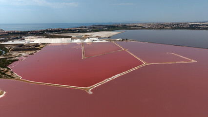 Luftaufnahme der künstlichen Salzbecken in Torrevieja © PeeJee