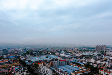 Obraz premium Wide city view under cloudy sky