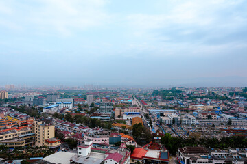 Obraz premium Wide city skyline with buildings and blue sky